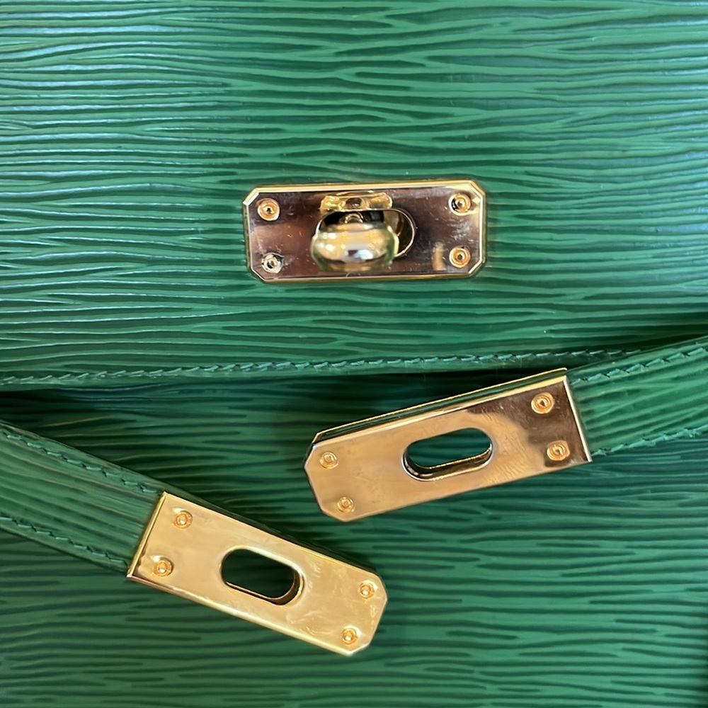 In French style this lovely bag  is in excellent condition with minor wear. - Picture 9 of 16